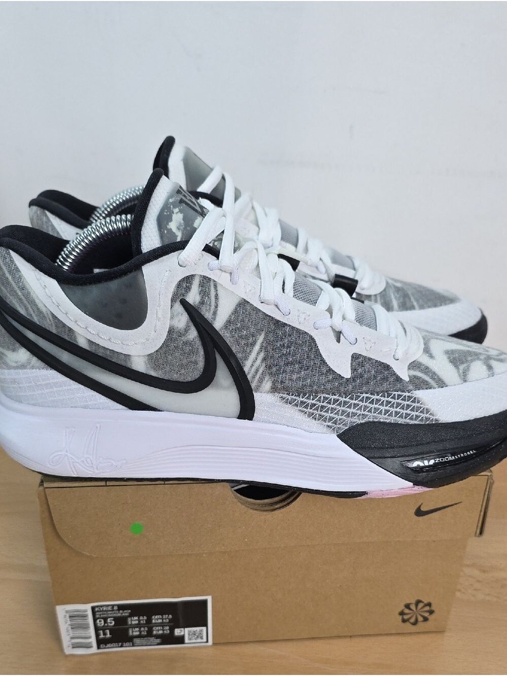 Nike Black & White Basketball Shoes 9.5 Men 11 women